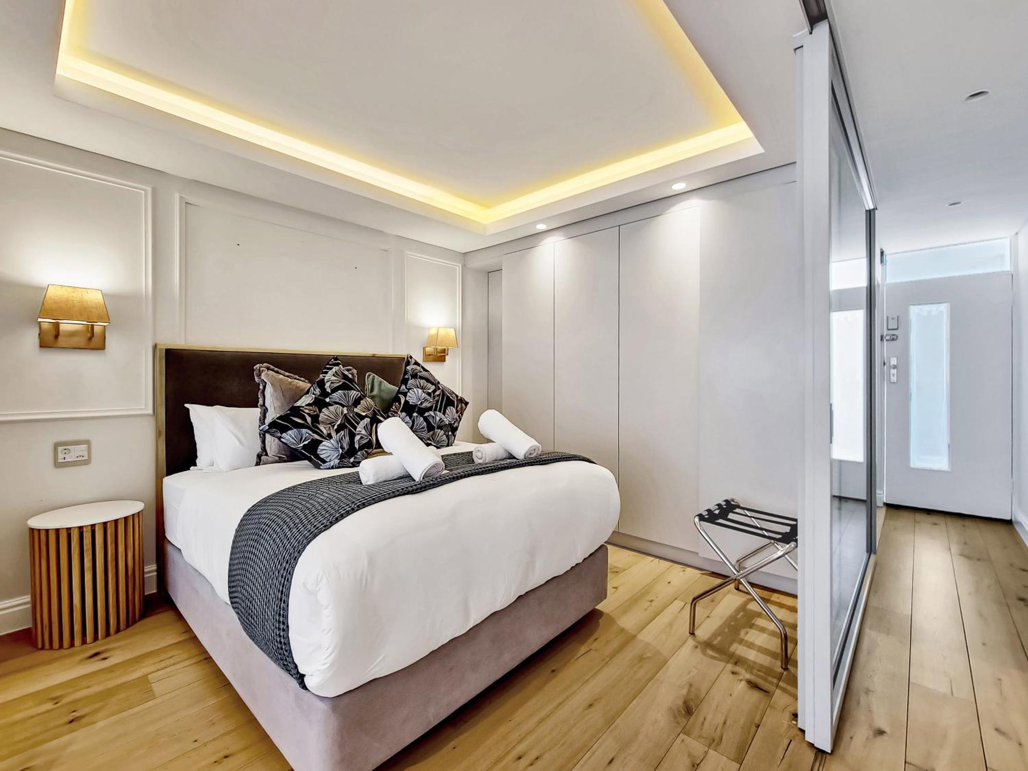 With Ocean And Promenade View Sea Point Apartment *