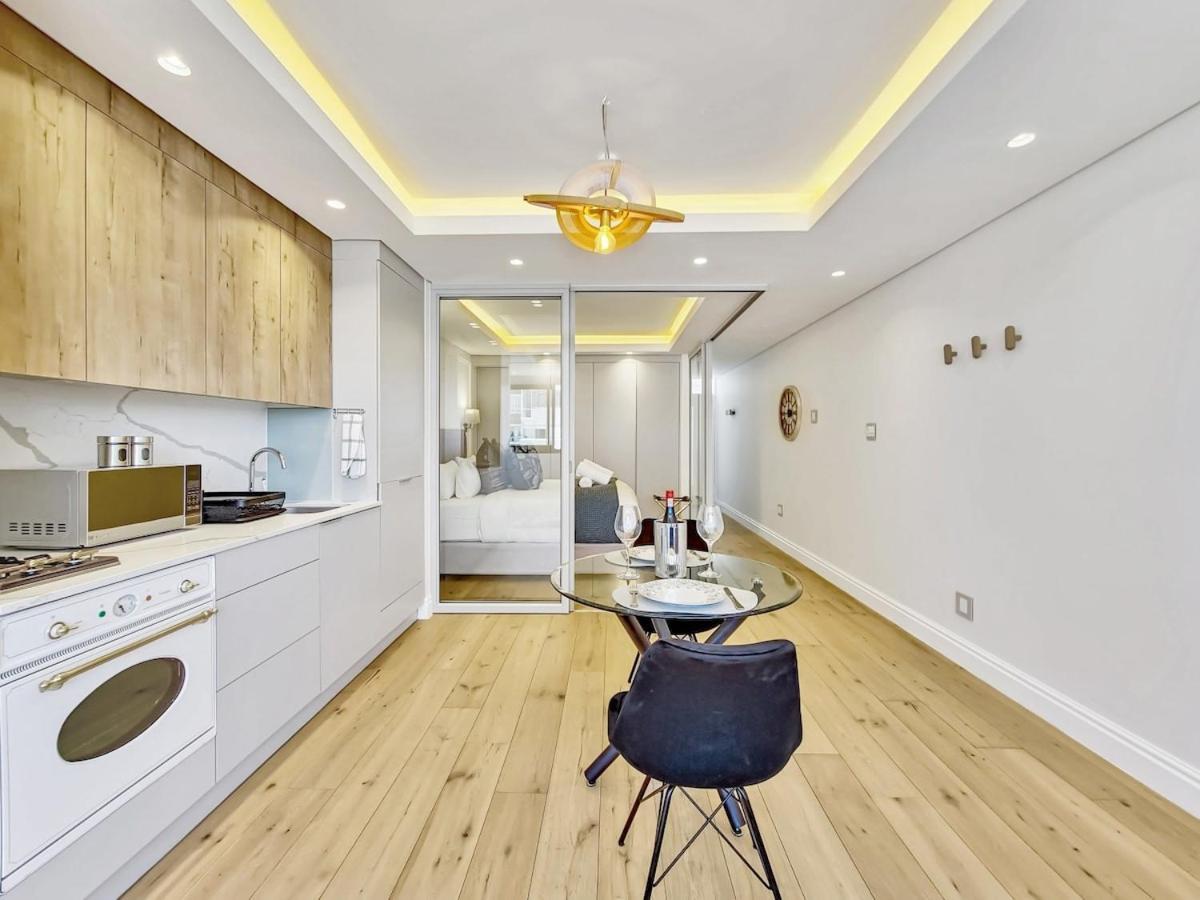 Apartment With Ocean And Promenade View Sea Point